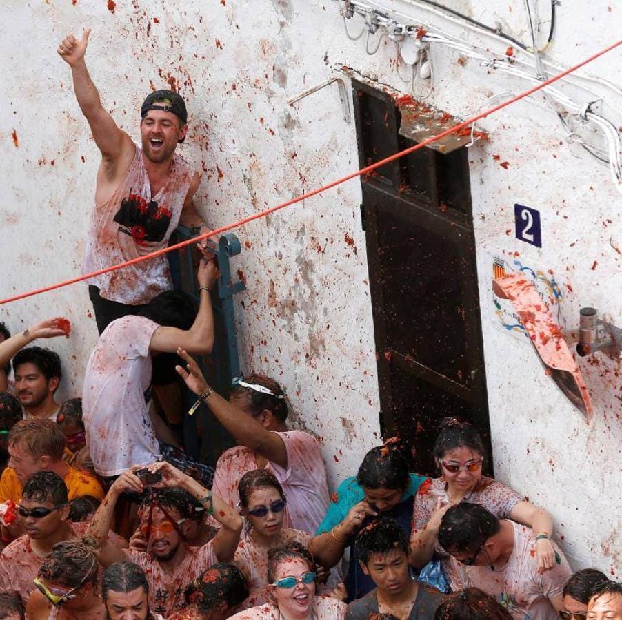 La Tomatina de Buñol lanza 155.000 kilos de tomates supermaduros en una de las fiestas más divertidas del año