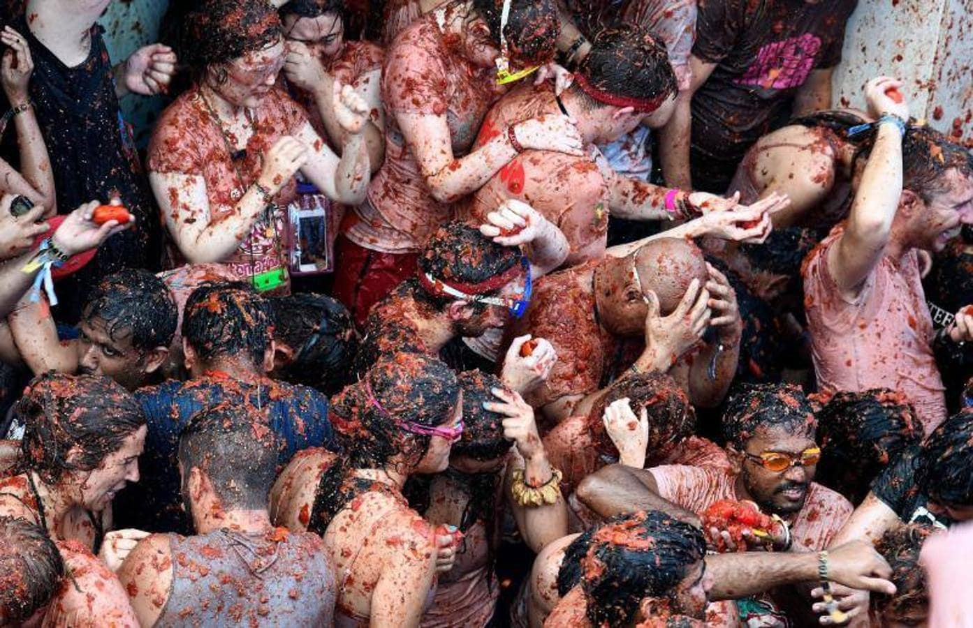 La Tomatina de Buñol lanza 155.000 kilos de tomates supermaduros en una de las fiestas más divertidas del año