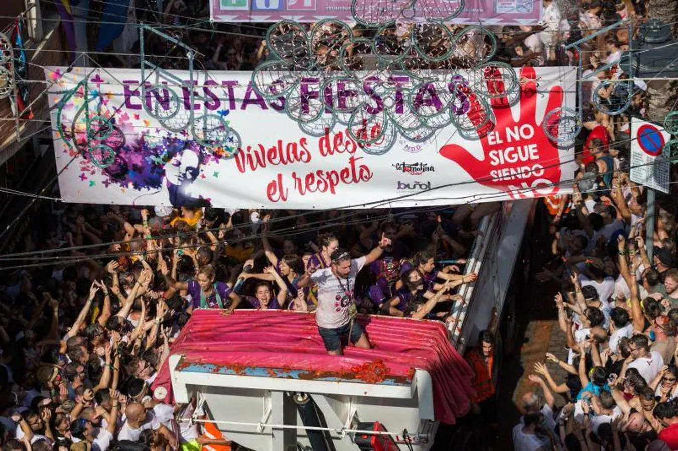 La Tomatina de Buñol lanza 155.000 kilos de tomates supermaduros en una de las fiestas más divertidas del año