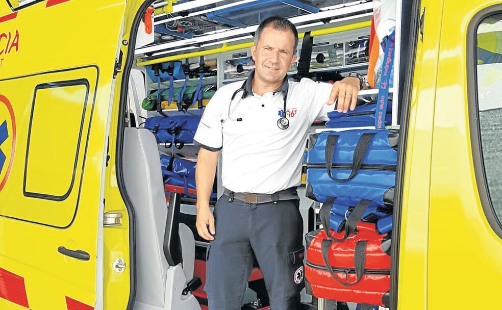 De guardia. Iñigo Morán, en el vehículo del 061 listo para atender urgencias.