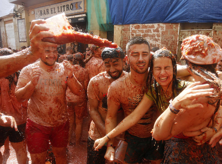 Buñol ha vivido este miércoles su fiesta más internacional. La Tomatina 2018 ha reunido a 20.000 personas que se han lanzado 145.000 kilos de tomate en la batalla menos cruenta de la historia. Ataviados con ropa vieja, gafas protectoras o chubasqueros, extranjeros y locales han disfrutado a tope de una fiesta que, además de diversión, genera un importante retorno económico a la localidad. 