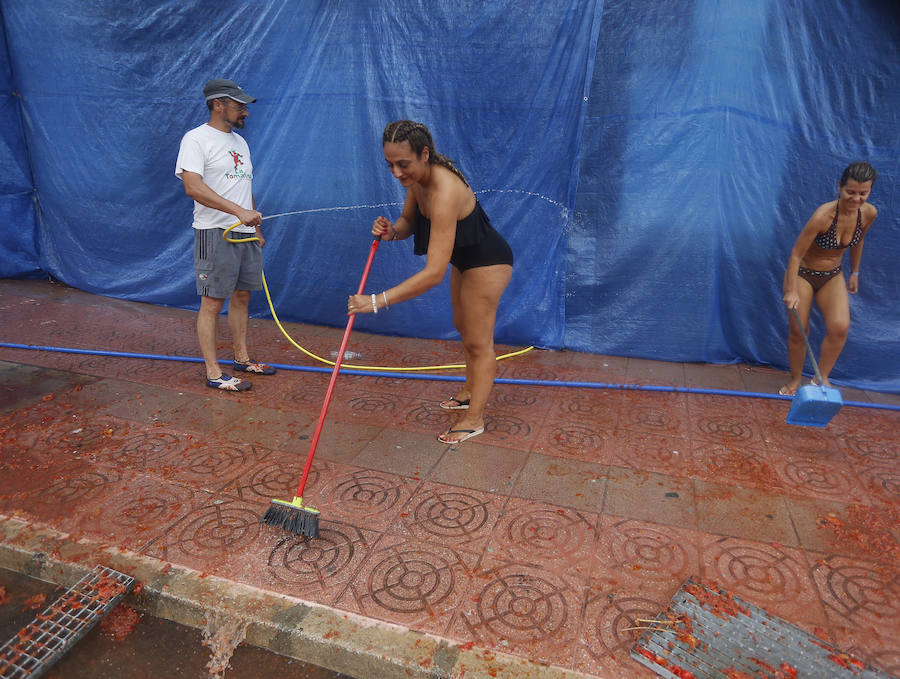 Buñol ha vivido este miércoles su fiesta más internacional. La Tomatina 2018 ha reunido a 20.000 personas que se han lanzado 145.000 kilos de tomate en la batalla menos cruenta de la historia. Ataviados con ropa vieja, gafas protectoras o chubasqueros, extranjeros y locales han disfrutado a tope de una fiesta que, además de diversión, genera un importante retorno económico a la localidad. 