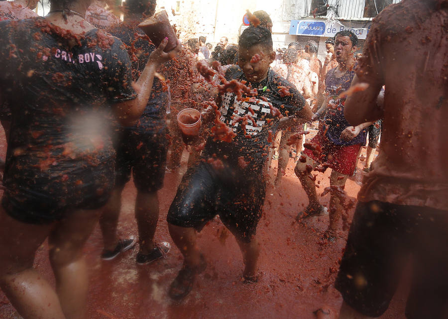 Buñol ha vivido este miércoles su fiesta más internacional. La Tomatina 2018 ha reunido a 20.000 personas que se han lanzado 145.000 kilos de tomate en la batalla menos cruenta de la historia. Ataviados con ropa vieja, gafas protectoras o chubasqueros, extranjeros y locales han disfrutado a tope de una fiesta que, además de diversión, genera un importante retorno económico a la localidad. 