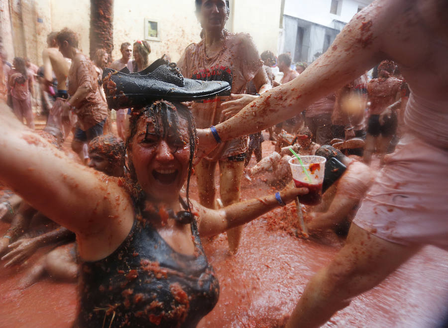Buñol ha vivido este miércoles su fiesta más internacional. La Tomatina 2018 ha reunido a 20.000 personas que se han lanzado 145.000 kilos de tomate en la batalla menos cruenta de la historia. Ataviados con ropa vieja, gafas protectoras o chubasqueros, extranjeros y locales han disfrutado a tope de una fiesta que, además de diversión, genera un importante retorno económico a la localidad. 