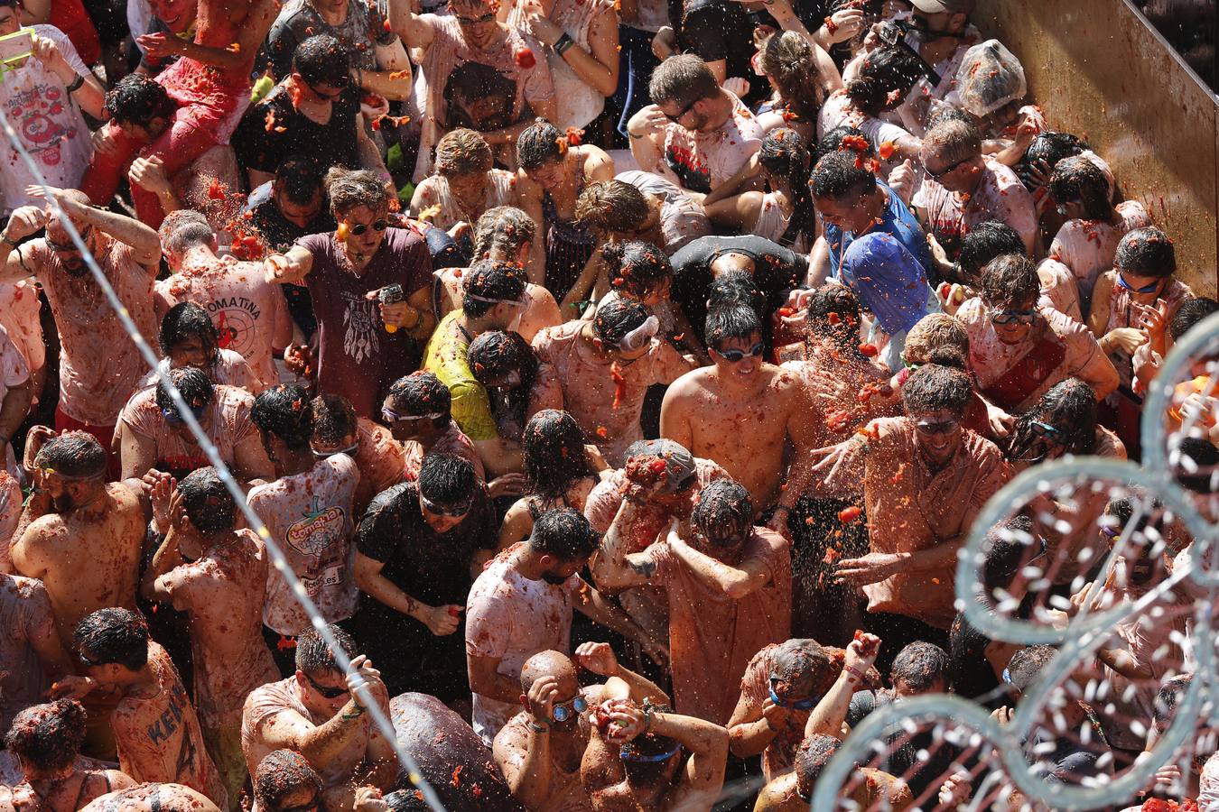 La Tomatina de Buñol lanza 155.000 kilos de tomates supermaduros en una de las fiestas más divertidas del año, conocida como 'Tomato Festival' entre los extranjeros.