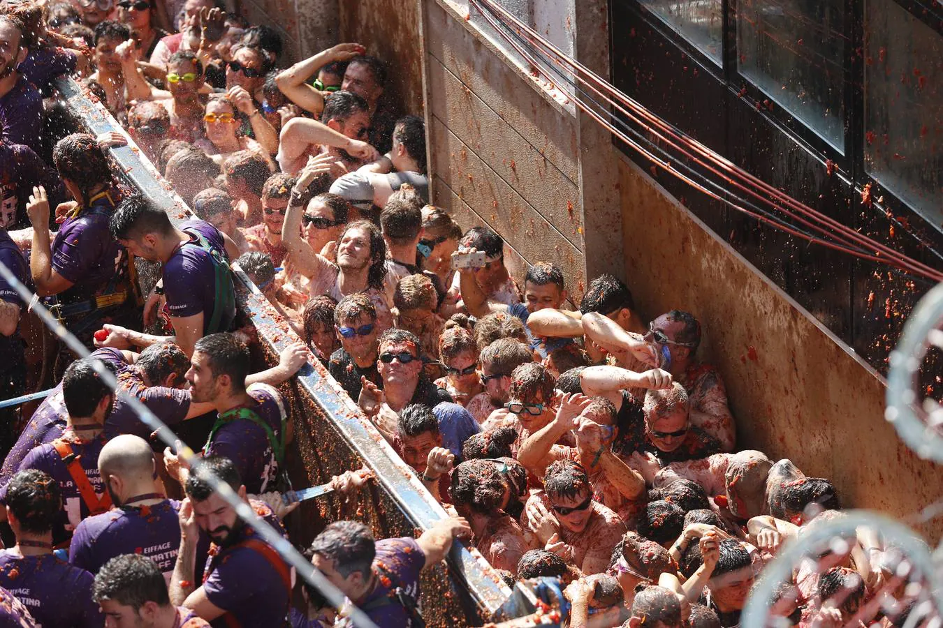 La Tomatina de Buñol lanza 155.000 kilos de tomates supermaduros en una de las fiestas más divertidas del año, conocida como 'Tomato Festival' entre los extranjeros.