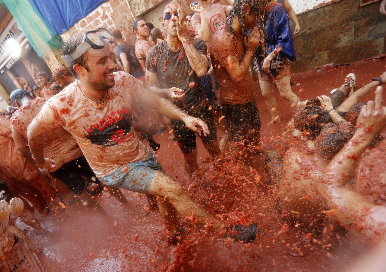 La Tomatina de Buñol lanza 155.000 kilos de tomates supermaduros en una de las fiestas más divertidas del año, conocida como 'Tomato Festival' entre los extranjeros.