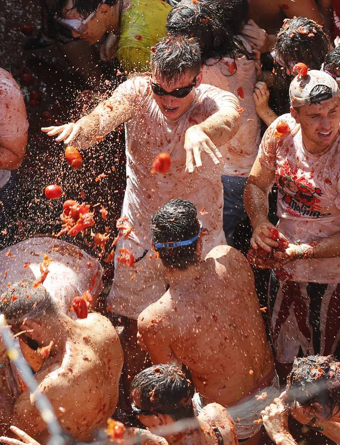 La Tomatina de Buñol lanza 155.000 kilos de tomates supermaduros en una de las fiestas más divertidas del año, conocida como 'Tomato Festival' entre los extranjeros.