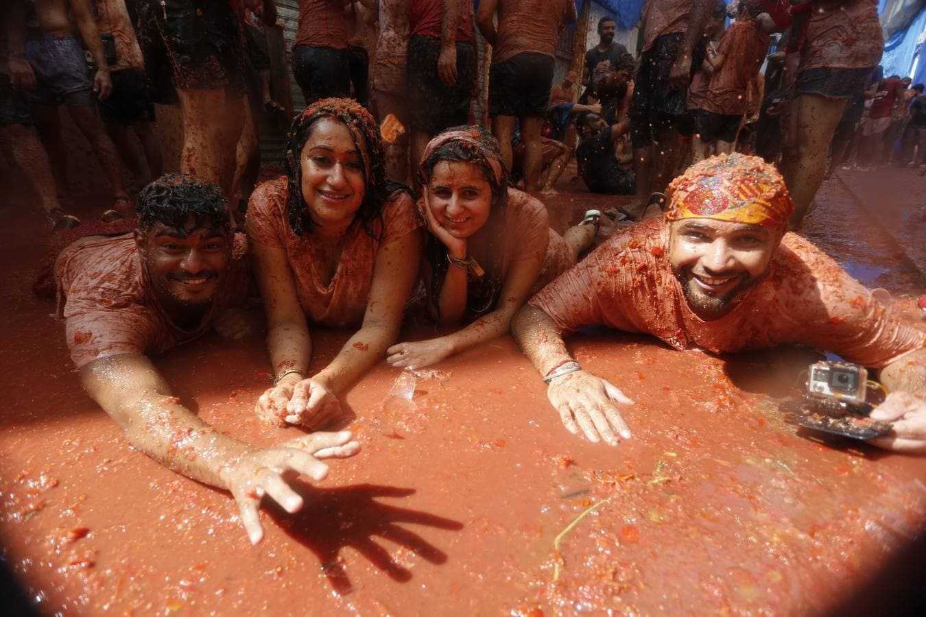 La Tomatina de Buñol lanza 155.000 kilos de tomates supermaduros en una de las fiestas más divertidas del año, conocida como 'Tomato Festival' entre los extranjeros.