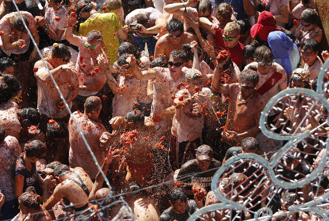 La Tomatina de Buñol lanza 155.000 kilos de tomates supermaduros en una de las fiestas más divertidas del año, conocida como 'Tomato Festival' entre los extranjeros.