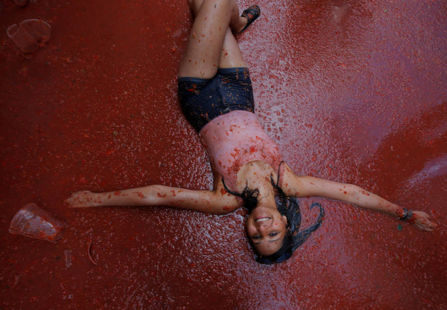 Buñol ha vivido este miércoles su fiesta más internacional. La Tomatina 2018 ha reunido a 20.000 personas que se han lanzado 145.000 kilos de tomate en la batalla menos cruenta de la historia. Ataviados con ropa vieja, gafas protectoras o chubasqueros, extranjeros y locales han disfrutado a tope de una fiesta que, además de diversión, genera un importante retorno económico a la localidad. 