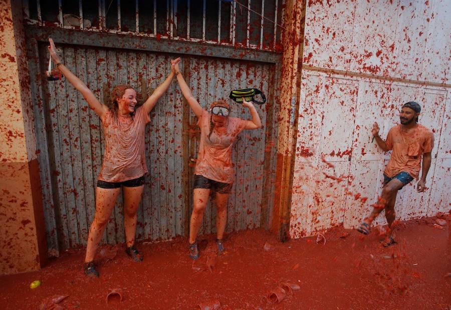 Buñol ha vivido este miércoles su fiesta más internacional. La Tomatina 2018 ha reunido a 20.000 personas que se han lanzado 145.000 kilos de tomate en la batalla menos cruenta de la historia. Ataviados con ropa vieja, gafas protectoras o chubasqueros, extranjeros y locales han disfrutado a tope de una fiesta que, además de diversión, genera un importante retorno económico a la localidad. 