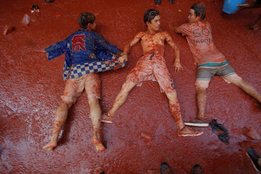 Buñol ha vivido este miércoles su fiesta más internacional. La Tomatina 2018 ha reunido a 20.000 personas que se han lanzado 145.000 kilos de tomate en la batalla menos cruenta de la historia. Ataviados con ropa vieja, gafas protectoras o chubasqueros, extranjeros y locales han disfrutado a tope de una fiesta que, además de diversión, genera un importante retorno económico a la localidad. 