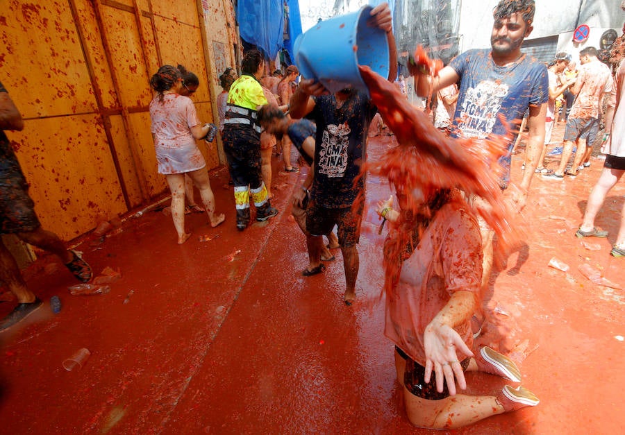 Buñol ha vivido este miércoles su fiesta más internacional. La Tomatina 2018 ha reunido a 20.000 personas que se han lanzado 145.000 kilos de tomate en la batalla menos cruenta de la historia. Ataviados con ropa vieja, gafas protectoras o chubasqueros, extranjeros y locales han disfrutado a tope de una fiesta que, además de diversión, genera un importante retorno económico a la localidad. 