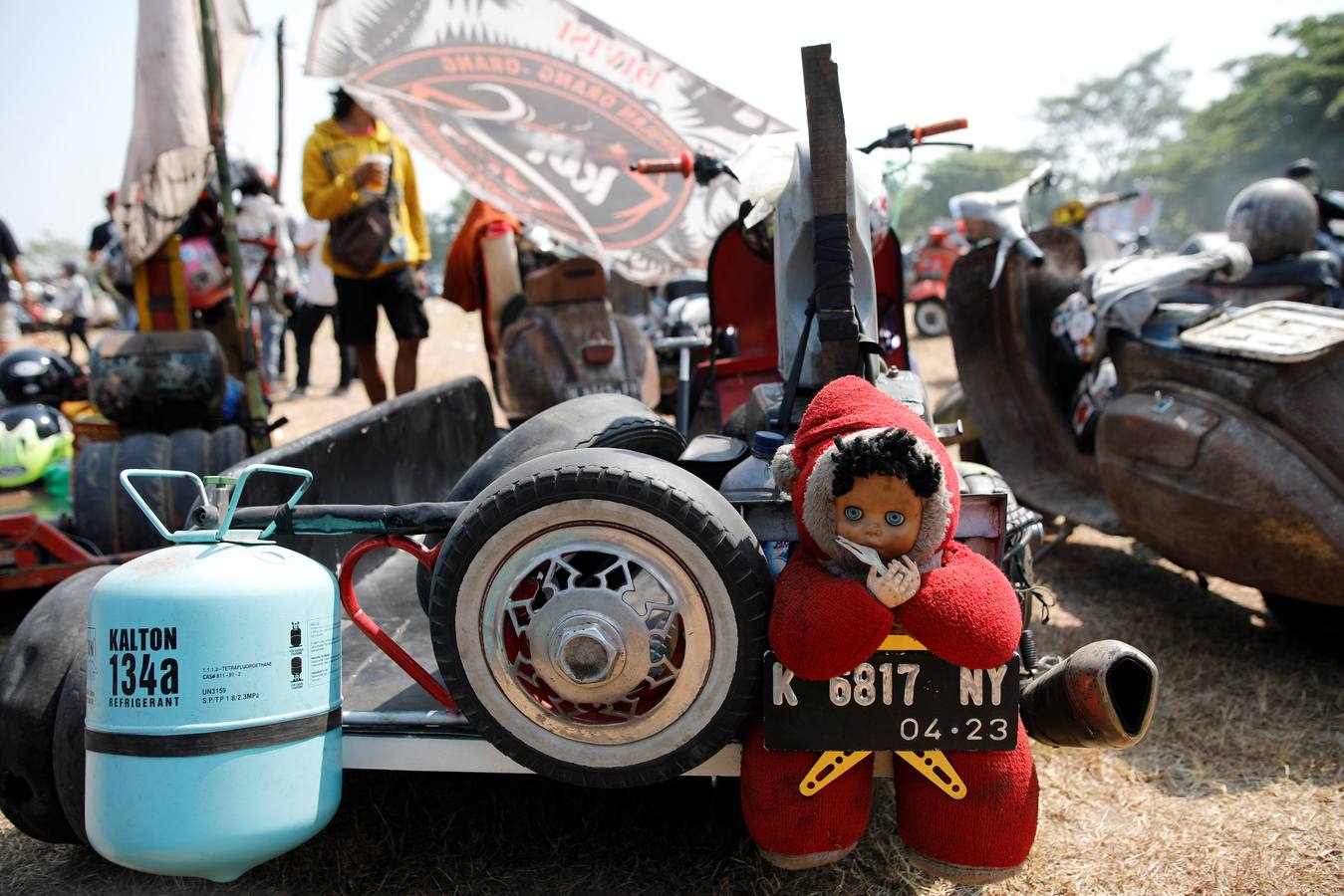 La Vespa convertida en 'monster-bike' al estilo 'Mad Max'. Cada año, desde adolescentes hasta abuelos indonesios se reúnen en la isla de Java para celebrar su pasión por el icónico 'scooter' italiano. Para algunos, es una especie de amor extremo, en el que los vehículos se personalizan o tunean para ver motos-monstruo sacadas de una distopía de Hollywood o una sociedad postapocalíptica. Cientos de entusiastas viajan al festival en Kediri y presumen de sus creaciones, desde Vespas antiguas restauradas hasta tanques de 'Mad Max' equipados con ametralladoras falsas, una docena de neumáticos adicionales o peluches de adorno.