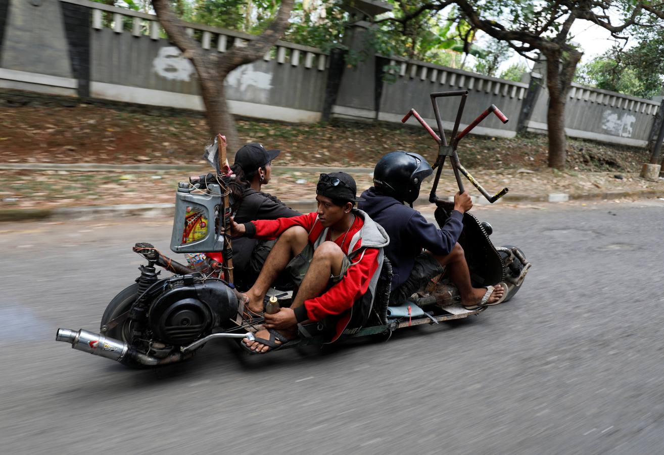 La Vespa convertida en 'monster-bike' al estilo 'Mad Max'. Cada año, desde adolescentes hasta abuelos indonesios se reúnen en la isla de Java para celebrar su pasión por el icónico 'scooter' italiano. Para algunos, es una especie de amor extremo, en el que los vehículos se personalizan o tunean para ver motos-monstruo sacadas de una distopía de Hollywood o una sociedad postapocalíptica. Cientos de entusiastas viajan al festival en Kediri y presumen de sus creaciones, desde Vespas antiguas restauradas hasta tanques de 'Mad Max' equipados con ametralladoras falsas, una docena de neumáticos adicionales o peluches de adorno.