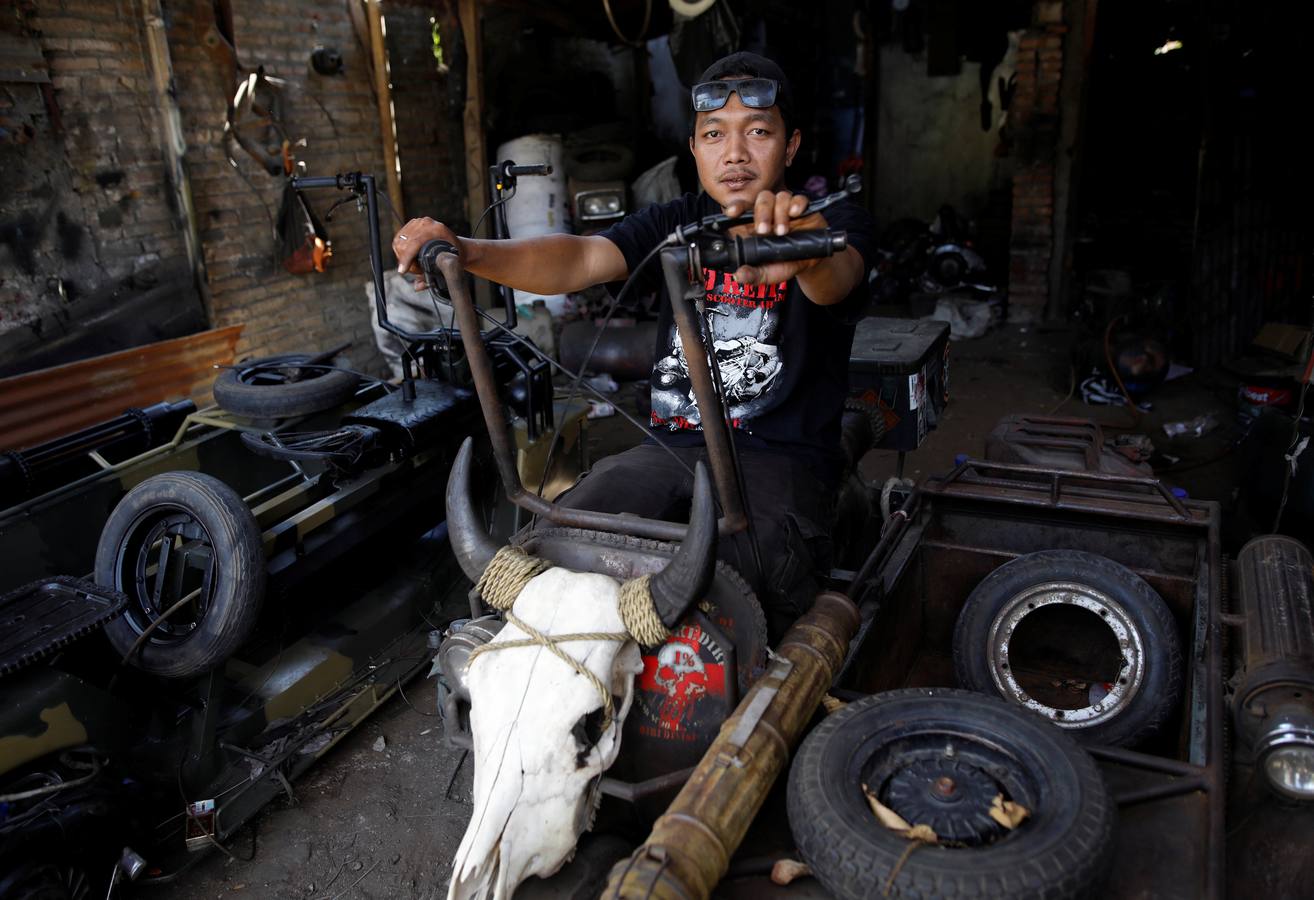 La Vespa convertida en 'monster-bike' al estilo 'Mad Max'. Cada año, desde adolescentes hasta abuelos indonesios se reúnen en la isla de Java para celebrar su pasión por el icónico 'scooter' italiano. Para algunos, es una especie de amor extremo, en el que los vehículos se personalizan o tunean para ver motos-monstruo sacadas de una distopía de Hollywood o una sociedad postapocalíptica. Cientos de entusiastas viajan al festival en Kediri y presumen de sus creaciones, desde Vespas antiguas restauradas hasta tanques de 'Mad Max' equipados con ametralladoras falsas, una docena de neumáticos adicionales o peluches de adorno.