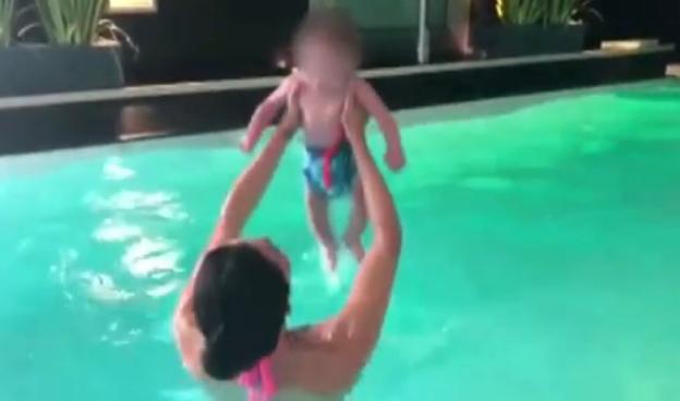 Pilar Rubio, con su hijo en la piscina. 