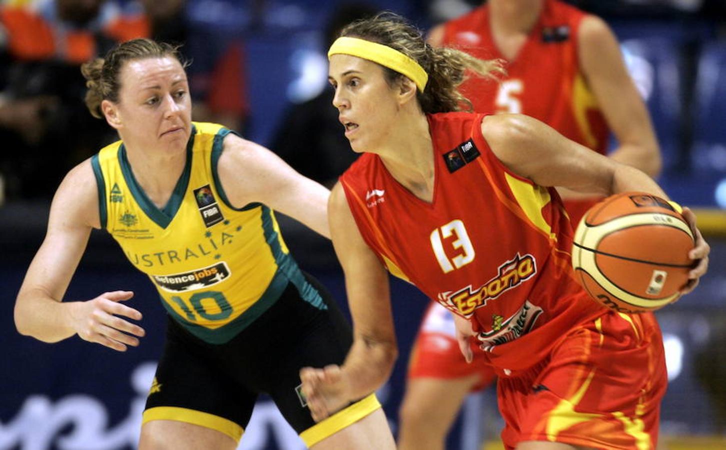 La polémica llegó al baloncesto femenino en 2011. Con el argumento de lograr una mayor repercusión mediática, FIBA Europa decidió cambiar las equipaciones de los equipos que disputasen la Euroliga femenina. La camiseta debía enseñar los hombros de las jugadoras y tanto pantalones como camisetas debían ser ceñidos al cuerpo. Otra opción era el body que ya usaban las jugadoras de la selección australiana (en la foto en un partido contra España). La idea irritó a jugadoras y aficionados.