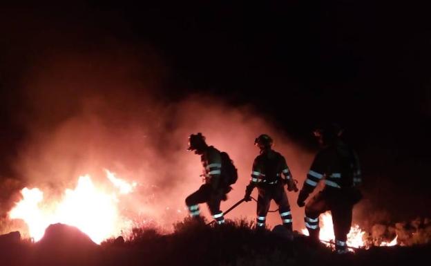 Imágenes de los medios de extinción trabajando esta noche en el incendio de Beniardá 