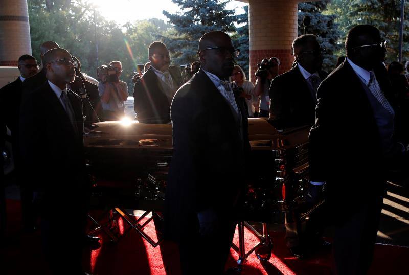 Familiares, amigos y personalidades del mundo de la música y la política, entre otros, se han personado en el funeral de la artista para homenajearla por última vez.