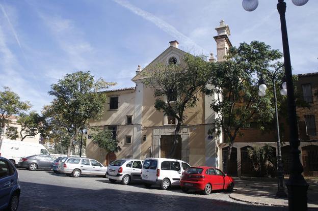 Fachada del antiguo convento, en la plaza de Portal Nou. 