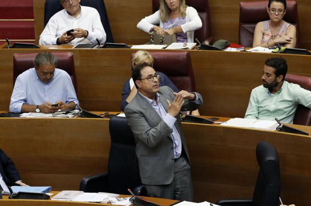 El conseller de Hacienda, Vicent Soler, durante una intervención en Les Corts. 