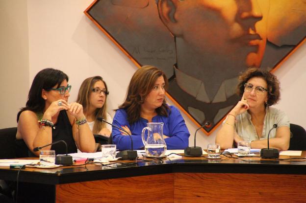 Ana Kringe, en el centro de la imagen, entre María Mut y Pepa Sivera, durante un pleno de esta legislatura. 