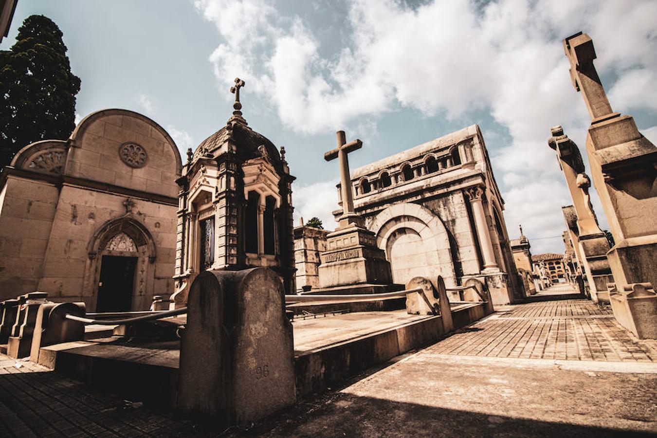 «Hay cementerios solos,/ tumbas llenas de huesos sin sonido,/ el corazón pasando un túnel/ oscuro, oscuro, oscuro», escribía Pablo Neruda en su ‘Solo la muerte’. Una precisa descripción sobre estos entornos donde yace el silencio y reina la soledad. 