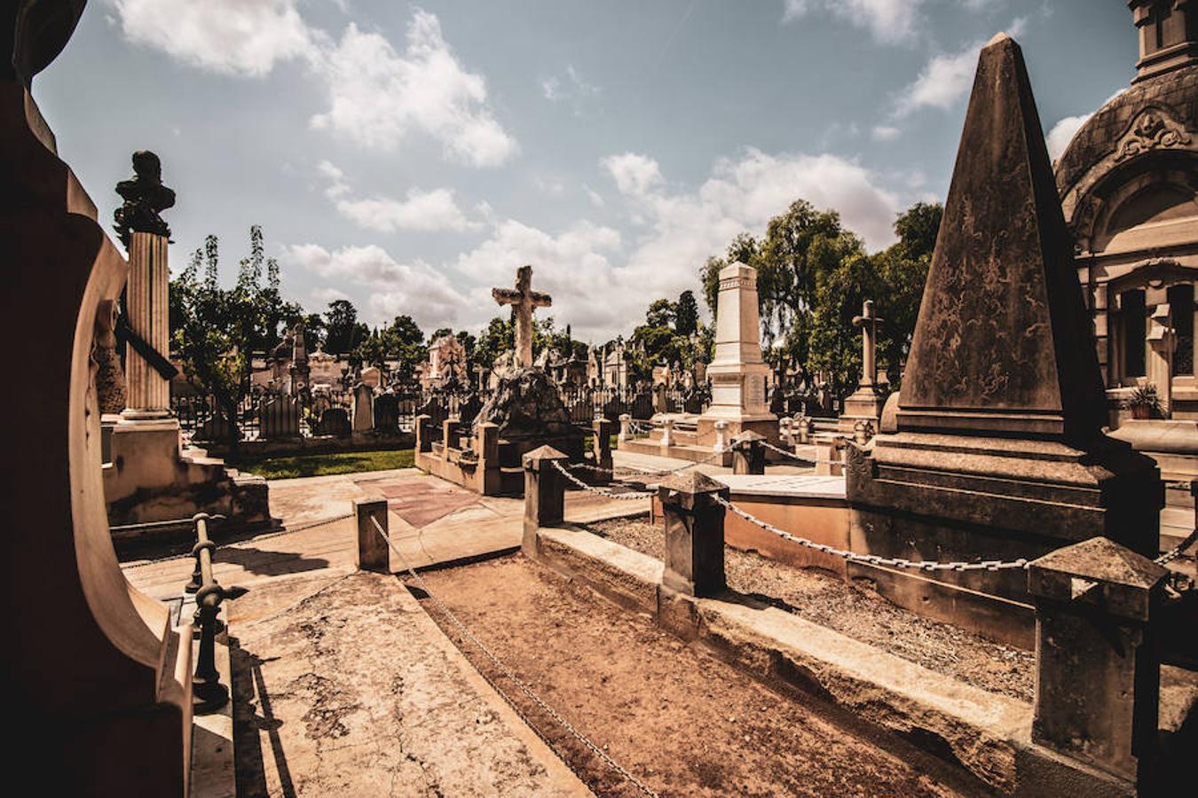 De una belleza delicada y melancólica, lleno de detalles que cuanto más se observan, más atrapan. Ángeles, cruces, flores y mármol embellecen una de las zonas más especiales y evitadas de la capital. 