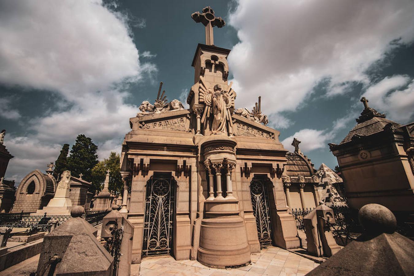 Esta es solo una de las miles y miles de historias que recoge el cementerio de Valencia. Algunas conocidas y otras privadas, pero sin duda muchas más que el total de nombres escritos en las lápidas. Las fosas comunes siguen silenciando en el olvido los años más oscuros de la historia de España. 