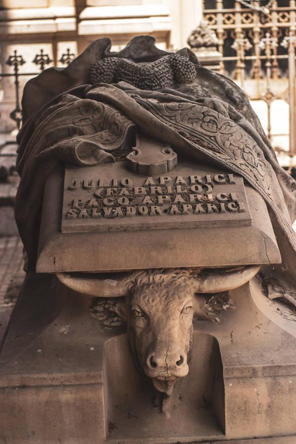 Al principio, el cementerio se distribuía en un recinto rectangular que se dividía en dos cuadros, con una capilla al final. Es aquí, en las secciones más antiguas, donde se encuentran la mayoría de las obras más antiguas y de mayor interés artístico. 