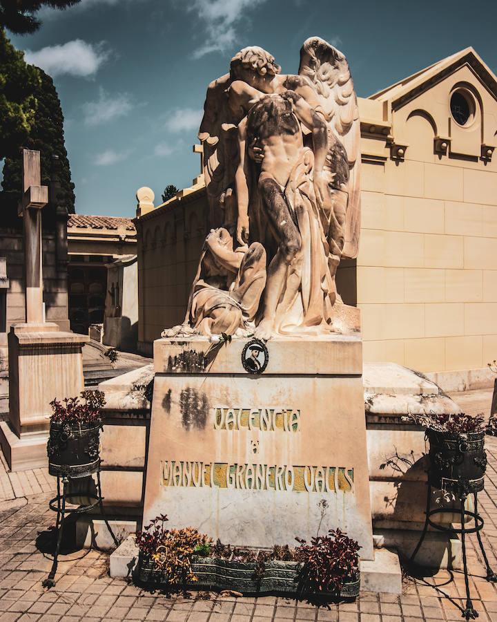 Algunos de los nombres que firmaron los panteones más icónicos del cementerio de Valencia fueron Manuel Cortina, Joaquín Arnau, Antonio Martorell, Ramón Jiménez, Salvador Monmeneu Escrig y Sebastián Monleón. 