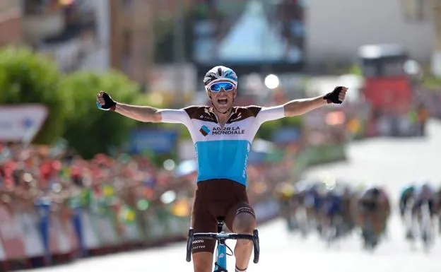 Tony Gallopin celebra la victoria de etapa. 