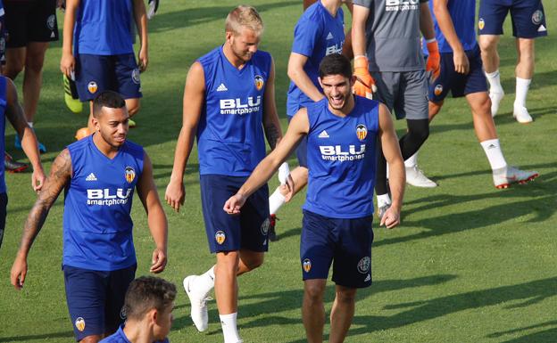 Gonçalo Guedes, junto a Vezo, Uros Racici y Paulista, en el entrenamiento de este viernes.