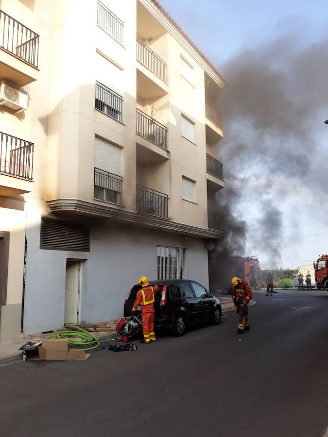 Un incendio en un bar de l'Alcudia ha provocado el desalojo de 15 personas. Aunque no hay heridos graves, cuatro agentes de la Policía Local han sido atendidos en el centro de salud debido a la inhalación de humo. Las plantas superiores, además, han sufrido desperfectos por las llamas.