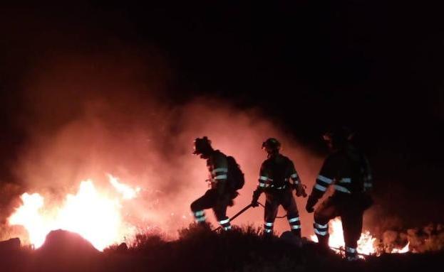 Imágenes de los medios de extinción trabajando esta noche en el incendio de Beniardá / LP