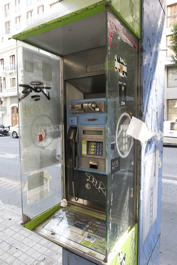 El vandalismo no es ajeno al verano. En la imagen, uno de los últimos teléfonos públicos, envejecido y maltratado, en la calle Colón. 