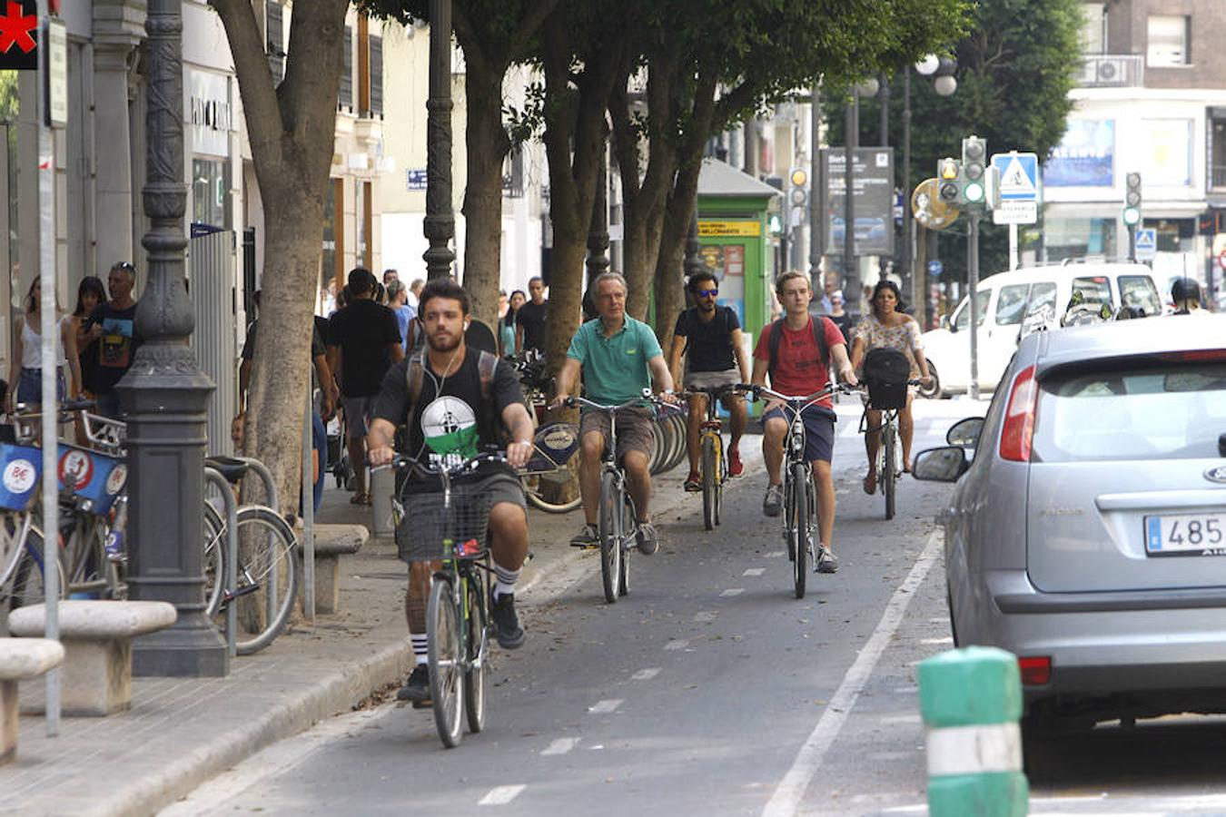 Intenso uso del carril bici en Valencia este sábado, forma de transporte personal en auge en las ciudades españolas. 