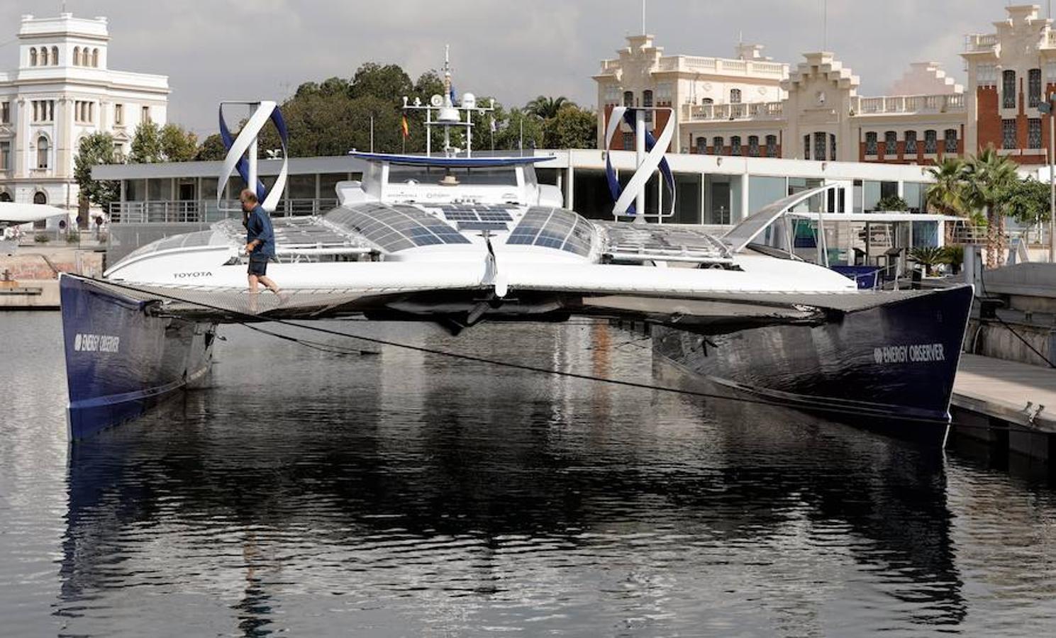 El Energy Observer, primer barco propulsado por energías renovables e hidrógeno, se encuentra atracado en La Marina de Valencia hasta el día 6. Junto a el, se ha instalado una exposición para que los visitantes puedan conocer la tecnología del barco, a su tripulación y su viaje a través de la realidad virtual y contenidos interactivos. La muestra estará abierta al público de forma gratuita hasta el miércoles 5 de septiembre, de 10.00 a 13.00 horas, y de 16.00 a 22.00 horas. El día 3 de septiembre, cierra a las 18.00 horas. 