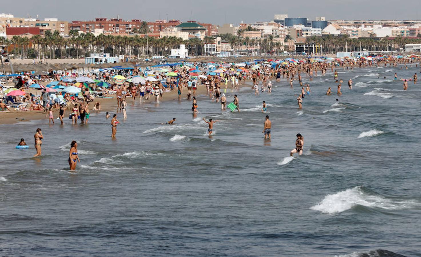 El calor del primer fin de semana de septiembre ha llenado las playas valencianas. En la imagen, la playa de la Malvarrosa.