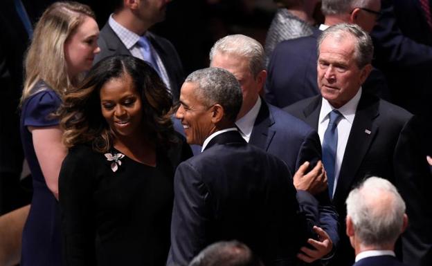 Obama y Bush, en el homenaje a McCain.