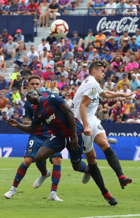 PAULISTA. 3. Perdido, Roger y Boateng le hicieron la vida imposible. Sin seguridad en la salida de balón.