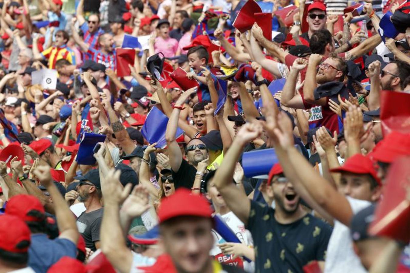 Fotos: Búscate en el Levante UD - Valencia CF de la jornada 3