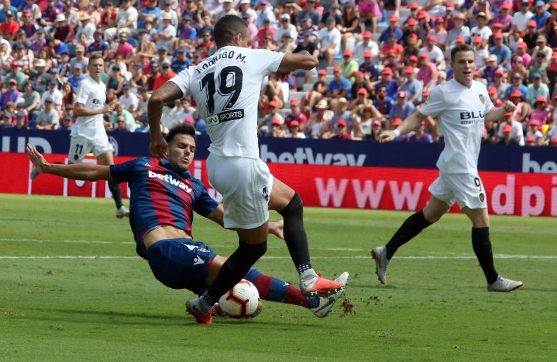 CHEMA. 6 Estuvo rápido, aunque Rodrigo y Gameiro le crearon ciertos problemas. Pasó apuros al final.