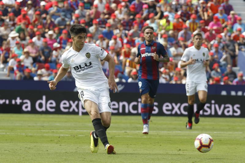 CARLOS SOLER. 7. El mejor de su equipo. Ausente Kondogbia, Soler tenía todas las papeletas para jugar en el centro del campo, su hábitat natural, pero Marcelino colocó al canterano por la derecha. Desde ahí dio Soler la asistencia del gol a Cheryshev. Luego provocó el penalti del empate definitivo