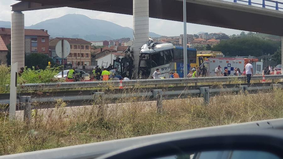 Varios muertos y decenas de heridos tras chocar un autobús contra un pilar de hormingón