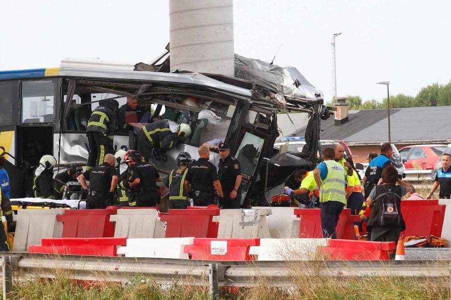 Varios muertos y decenas de heridos tras chocar un autobús contra un pilar de hormingón