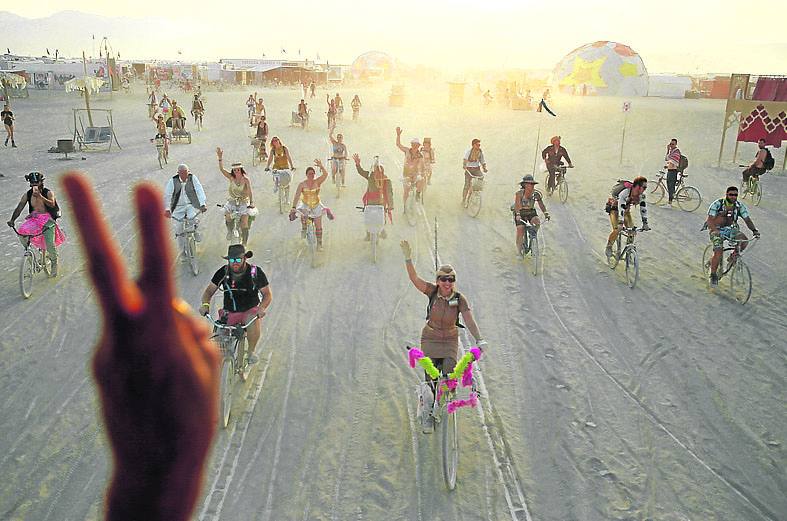 Hasta 1990, solo los colonos del siglo XIX, que lo atravesaban para llegar a las minas de oro de California, y los mafiosos de los años 30, que depositaban allí los cadáveres de sus ajustes de cuentas, sabían dónde quedaba el desierto de Black Rock: más de 2.500 kilómetros cuadrados de tierra cuarteada. Pero, ¿qué tiene este sitio para atraer a tanta gente? Hay quien cree que hay que tener mucha curiosidad o estar un poco loco para pagar 500 euros y pasar calamidades. Sin embargo, quienes lo han vivido hablan de un sentimiento de libertad absoluta. 