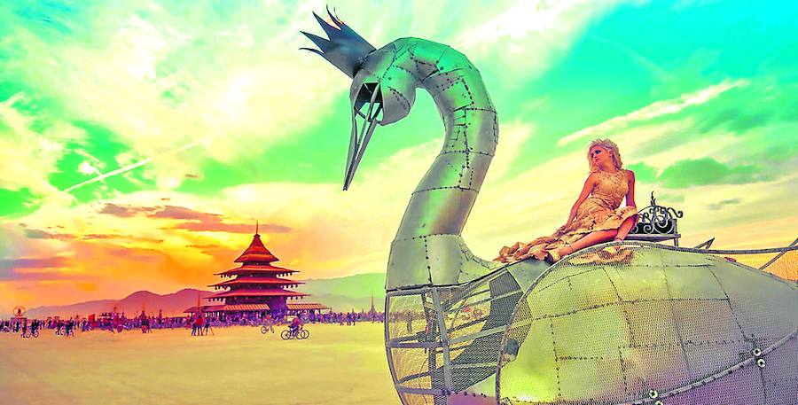 El origen de este festival tan singular se remonta a 1986 cuando, coincidiendo con el solsticio de verano, el artista Larry Harvey y el carpintero Jerry James se reunieron con unos amigos en Baker Beach (San Francisco) y quemaron una estatua de 2,4 metros de altura, hecha de madera con forma de hombre. A aquella celebración de la Noche de San Juan a la americana acudieron 20 personas. Al año siguiente fueron 300 y en 1989, la policía de San Francisco los echó del lugar cuando superaron los 500. Hubo que pensar en una alternativa y John Law, compañero de Harvey y James en la Sociedad Cacofónica (grupo de pensadores anticapitalistas), sugirió el traslado de la fiesta al desierto de Nevada para que así las autoridades no les molestasen. Pero aquella utopía efímera de libertad y huida de la mercantilización ha degenerado con el tiempo y hoy son muchas las voces que protestan por las ofertas de agencias de viajes y la llegada masiva de gente VIP atraída por el anonimato, desde los fundadores de Google, Larry Page y Sergey Brin, hasta el creador de Facebook, Mark Zuckerberg o el cofundador de PayPal y Tesla, Elon Musk. También, artistas internacionales como Paris Hilton, Katy Perry y Cara Delevingne. Hasta se ha creado una 'reserva capitalista' dentro del Black Rock City en la que está permitido instalarse con todas las comodidades. Hay quien se pregunta cómo se puede seguir calificando de «contracultural» un evento que se anuncia en televisión. Otros se refieren a él, simplemente, como una Disneylandia hippie para ricos.